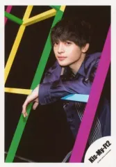 【中古】生写真(ジャニーズ) Kis-My-Ft2/玉森裕太/上半身・衣装紺・遊具に寄りかかり・背景黒/「Kis-My-Ft2 LIVE TOUR 2020 To-y2」グッズオフショット/公式生写真