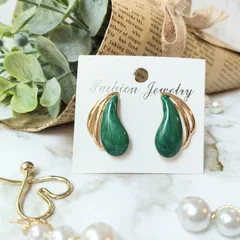 No.947 しずく型チタンポストピアス　グリーン　ハンドメイドピアス