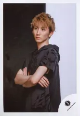 【中古】生写真(ジャニーズ) ジャニーズJr./京本大我/上半身・衣装グレー・腕組み・体左向き/17秋 SiXTONES・Snow Man「少年たち～Born TOMORROW～」パンフ＆グッズ撮影オフショット/公式生写真