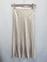 ◇ ⊂ apart by lowrys アパートバイ サテン調 ロング フレア スカート サイズＭ ベージュ ゴールド系 レディース E  【1506110006516】