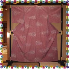 【洗える着物】ピンク色に白い菊模様の江戸小紋風の着物