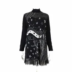『新品未使用』⭐️トクコプルミエヴォル⭐️黒地に楽器が描かれたハイネックチュニック❣️ 新品未使用』⭐️トクコプルミエヴォル⭐️黒地に楽器が描かれた