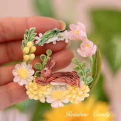 春の野原を駆け回るうさぎ　リースブローチ　つまみ細工