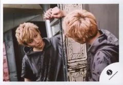 【中古】生写真(ジャニーズ) ジャニーズJr./京本大我/横型・バストアップ・衣装グレー・鏡に右手/17秋 SiXTONES・Snow Man「少年たち～Born TOMORROW～」パンフ＆グッズ撮影オフショット/公式生写真