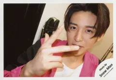 【中古】生写真(ジャニーズ) Snow Man/目黒蓮/横型・バストアップ・衣装白・ピンク・右手ピース・首傾げ/「ジャニーズJr.8・8祭り～東京ドームから始まる～」セルフィー/公式生写真