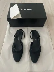 【極美品•現行モデル】CHANEL 黒 エナメル スリングバックシューズ  35 スリングバック シューズ - サテン、ストラス & グログラン