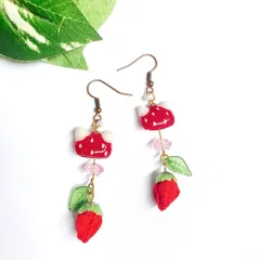 風鈴ネコと苺のつまみ細工ピアス　 つまみ細工　ピアス　イヤリング　プレゼント　いちご　猫　赤　つぶつぶ