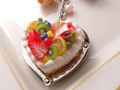 ハート型フルーツケーキのバッグハンガー(バッグチャーム)