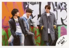 【中古】生写真(ジャニーズ) ジャニーズWEST/重岡大毅・□田崇裕・小瀧望/横型・膝上・衣装黒.白.青・小瀧両手ポケット/「ジャニーズWEST LIVE TOUR 2020 W trouble」グッズオフショット/公式生写真