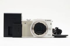 Canon キヤノン EOS M3 ボディ 予備バッテリー付き ミラーレス一眼カメラ　ホワイト [新品同様]
