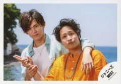 【中古】生写真(ジャニーズ) ジャニーズWEST/小瀧望・桐山照史/横型・バストアップ・衣装水色白黄・桐山右手指2本立て・小瀧左腕桐山の肩・背景野外/『人生は素晴らしい』PV＆ジャケ写撮影/公式生写真