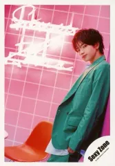 【中古】生写真(ジャニーズ) Sexy Zone/中島健人/膝上・衣装緑・左手ポケット・寄りかかり・背景ピンク/「Sexy Zone POP×STEP!? TOUR 2020」グッズオフショット/公式生写真