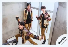 【中古】生写真(ジャニーズ) Snow Man/渡辺翔太・阿部亮平・佐久間大介/横型・全身・衣装金.銀.紫.黒・渡辺両手ピース・佐久間両手広げ/Johnnys’ ISLAND STORE グッズオフショット’20夏/公式生写真