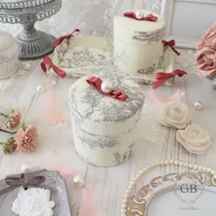 綿棒　ケース　ラウンドボックス　小物入れ　キャニスター　トワルドジュイ　フレンチシック　シャビーシック　フレンチシャビー　フレンチ調　エレガント　ミニ　かぶせ蓋　ホワイト　白　ピンク　パール　リボン　つまみ　キャップ　化粧台　ドレッサー　リビング　洗面台　風呂