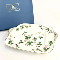 未使用品 Wedgwood ウェッジウッド  スクエアプレート 箱付  ホワイト ワイルドストロベリー  　241015000728