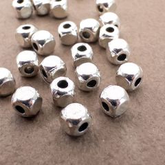 ＊40個＊ 合金 メタルビーズ 4mm キューブ アンティークシルバー スペーサービーズ bz175s