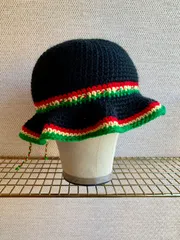 ラスタカラーライン入りハット✳︎サイズ元とブリムにライン入り✳︎ラスタクラッシャーハット✳︎ラスタバケットハット✳︎ラスタニット帽✳︎手編みニット帽✳︎コード付✳︎フリル強め✳︎Handknit✳︎フリーサイズ✳︎男女兼用✳︎Black
