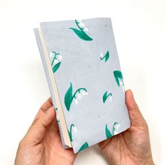 ハンドメイド＊リバーシブル 布ブックカバー 文庫本サイズ（すずらん×花柄／2way仕様）B185