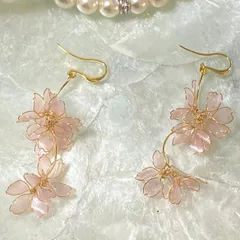 春風に舞う桜の耳飾り　イヤリング/ピアス　ディップアート　アメリカンフラワー　ワイヤーフラワー　マニキュアフラワー