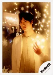 【中古】生写真(ジャニーズ) Kis-My-Ft2/宮田俊哉/膝上・衣装白・左手電飾・左向き/「Kis-My-Ft2 LIVE TOUR 2018 YOU＆ME Extra Yummy!!」グッズオフショット/公式生写真 