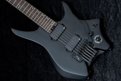 11130】【新品】 ヘッドレスギター 汎用ケース付き シルバー - メルカリ