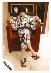 【中古】生写真(ジャニーズ) Sexy Zone/中島健人/全身・座り・浴衣・白・黒・足組み・両手上げ・顔傾げ・ソファ赤/Summer Paradise in TDC パンフ＆グッズ/公式生写真