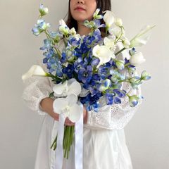 サムシングブルーのクラッチブーケ　青　白　ウェディングブーケ　ブートニア付き　アーティフィシャルフラワー　造花　デルフィニウム　カラー　胡蝶蘭　チューリップ