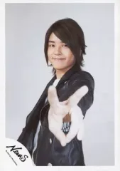 【中古】生写真(ジャニーズ) NEWS/手越祐也/上半身・ジャケット黒・インナー白・左手ピース前・背景グレー/公式生写真