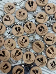 【丸形専用】追加料金なし！！赤ちゃん手形•足形キーホルダー　ウッドキーホルダー　レーザー彫刻　出産祝い　お誕生日　命名書