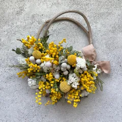 送料込み　ドライフラワーリース　ミモザ　ミモザリース　春リース　プレゼント　贈り物　ギフト　卒業祝い　退職祝い　還暦祝い　結婚祝い　出産祝い　新築祝い　ウェディング　新築インテリア　ユーカリ　スプレーブルニア　イエロー系　個性的　お花好き