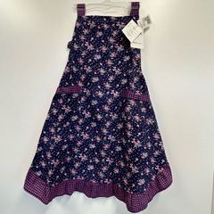 SALE中【新品未使用】フリルリボンエプロン　カフェエプロン　綿100％　花柄　M～Lサイズ　ネイビー系　母の日