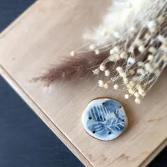 リース 絵付 陶器 金継ぎ ライン ヘアアクセサリー ヘアゴム ポニーフック ブローチ ネイビーブルー 紺 ブルー 青 ゴールド 金 イエロー 黄色 こげ茶 ブラウン 焦げ茶 陶磁器 シンプル