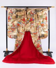50%OFF! 125,000円→62,500円】花嫁色打掛け 赤.黒色/金刺繍 鶴/松竹梅 
