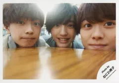 【中古】生写真(ジャニーズ) なにわ男子/高橋恭平・道枝駿佑・大橋和也/横型・顔アップ・衣装グレー・机に顎乗せ・センター道枝・笑顔/「Ｊohnnys’ ISLAND セルフィー」/公式生写真(アイランドストア限定)