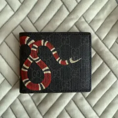Gucci 蛇デザイン 二つ折り財布箱付き Gucci 蛇デザイン 二つ折り財布 2025年最新】gucci 財布 蛇の