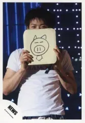【中古】生写真(ジャニーズ) NEWS/増田貴久/ライブフォト・上半身・Tシャツ白・両手サイン色紙(ブタの絵)・左手マイク/公式生写真