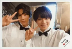 【中古】生写真(ジャニーズ) 美 少年/那須雄登・佐藤龍我/横型・バストアップ・衣装白・右手ピース・那須歯見せ/「ジャニーズJr.8・8祭り～東京ドームから始まる～」セルフィー/公式生写真