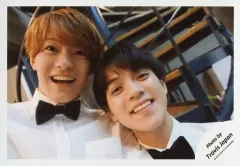 【中古】生写真(ジャニーズ) Travis Japan/宮近海斗・松倉海斗/横型・バストアップ・衣装白・両手下・笑顔・後ろに階段/「ジャニーズJr.8・8祭り～東京ドームから始まる～」セルフィー/公式生写真