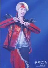 【中古】生写真(ジャニーズ) SixTONES/京本大我/ライブフォト・膝上・衣装赤・黒・両手ピース・目線左・口開け・背景青/「少年たち 危機一髪!」ステージフォト 第1弾