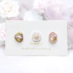 ＊289 3粒アソート　不規則　小ぶり　フラワー　花　アシンメトリー　ニュアンス　レジン　ピアス/イヤリング　ハンドメイド
