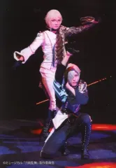 【中古】生写真(男性) 三浦宏規(髭切)・高野洸(膝丸)/ライブフォト・全身・キャラクターショット/「ミュージカル『刀剣乱舞』 髭切膝丸 双騎出陣2020 ～SOGA～」ローソンプリント限定ブロマイド