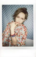 【中古】生写真(男性) DOG in The パラレスワールドオーケストラ/ミズキ/バストアップ・衣装水色・赤・黄・左手親指口・体左向き・背景水玉柄/生チェキ