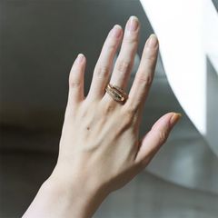 折れたハートが連なる華奢リング
