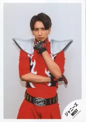 【中古】生写真(ジャニーズ) ジャニーズWEST/藤井流星/膝上・衣装赤・左手顎/「僕ら今日も生きている/考えるな、燃えろ!!」PV＆ジャケ写撮影オフショット/公式生写真