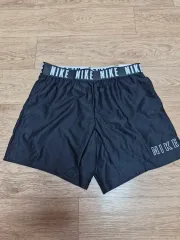 NIKE(ナイキ) 黒 ロゴ トレーニング ショーツ (新品) XS