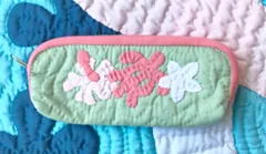 在庫一掃セール!!シンプルペンケース 　ハイビスカス セルドングリーン　 ハワイアンキルト ポーチ