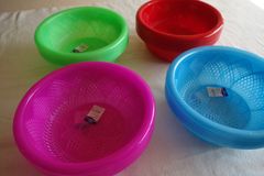 【ベトナム製プラスチックざる】お好きな色をお選び下さい/ベトナム雑貨/カラフルザル/花柄/ベトナム料理/アジアン雑貨/エスニック/レトロ