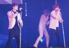 【中古】生写真(男性) 超新星/ユナク・ソンジェ/ライブフォト・膝上・衣装白・黒・ピンク・水玉・スタンドマイク/DVD「超新星 MILKY FES★2017」FC会員限定特典生写真