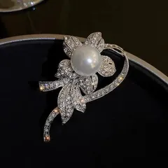 上品な輝き パール＆ラインストーン フラワーブローチ シルバー 胸元ピン 留める 卒業式 おしゃれ 胸元留める アクセサリー 30代 40代 50代 成人式 入学式 卒業式 発表会 結婚式 フォーマル ビジネス 披露宴