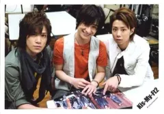 【中古】生写真(ジャニーズ) Kis-My-Ft2/千賀健永・宮田俊哉・北山宏光/横型・座り/公式生写真